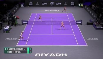 Timea Babos hits unbelievable backhand lob against Shnaider-Andreeva